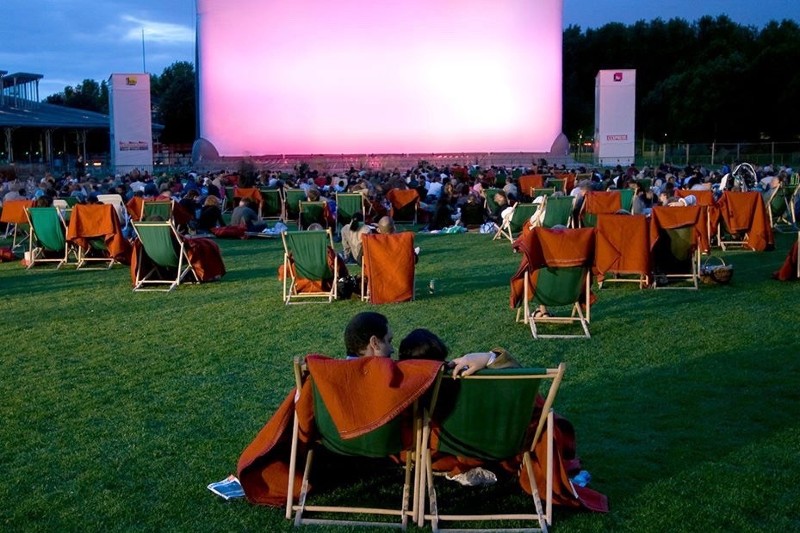 Le Cinéma est dans le pré", projection d'un film en plein air.